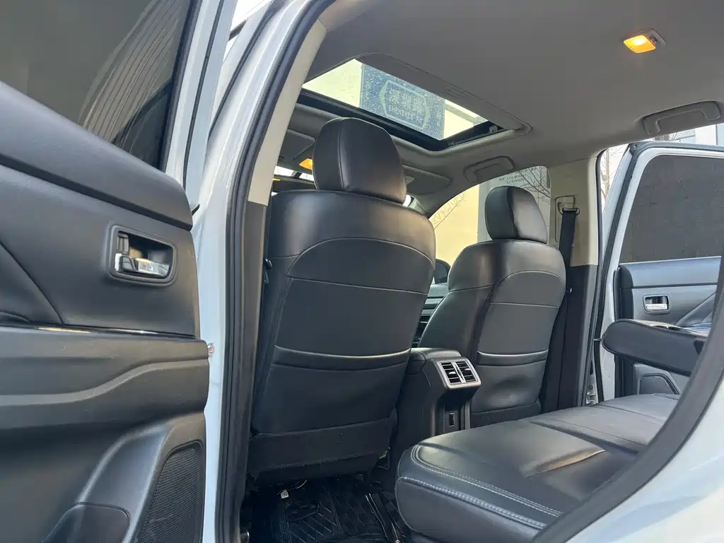 MITSUBISHI OUTLANDER