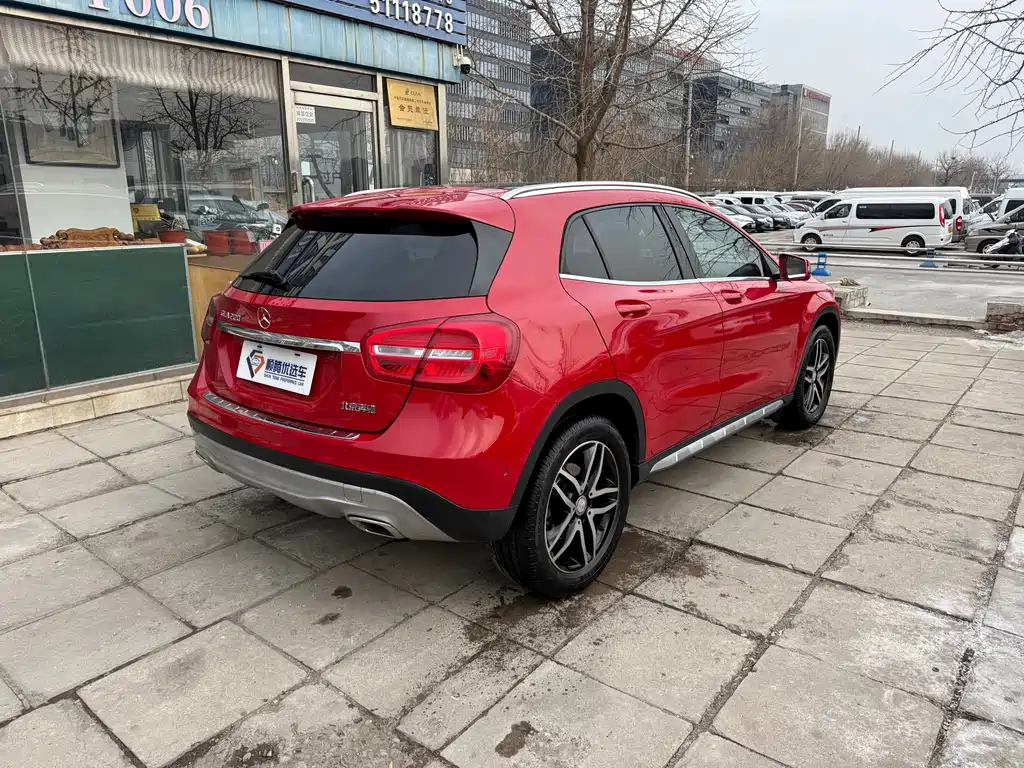 MERCEDES-BENZ GLA