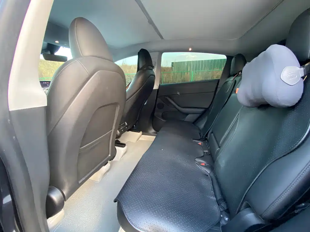 Tesla Model Y — миниатюра 8