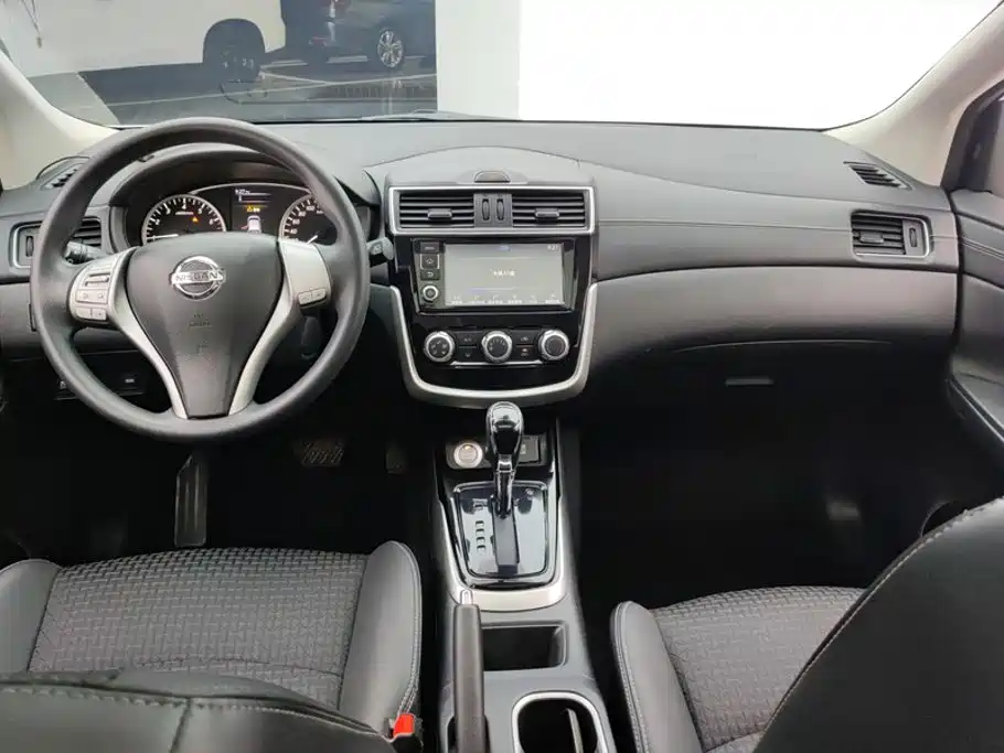 Nissan Tiida — миниатюра 12