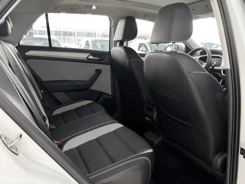 Volkswagen T-Roc — миниатюра 12