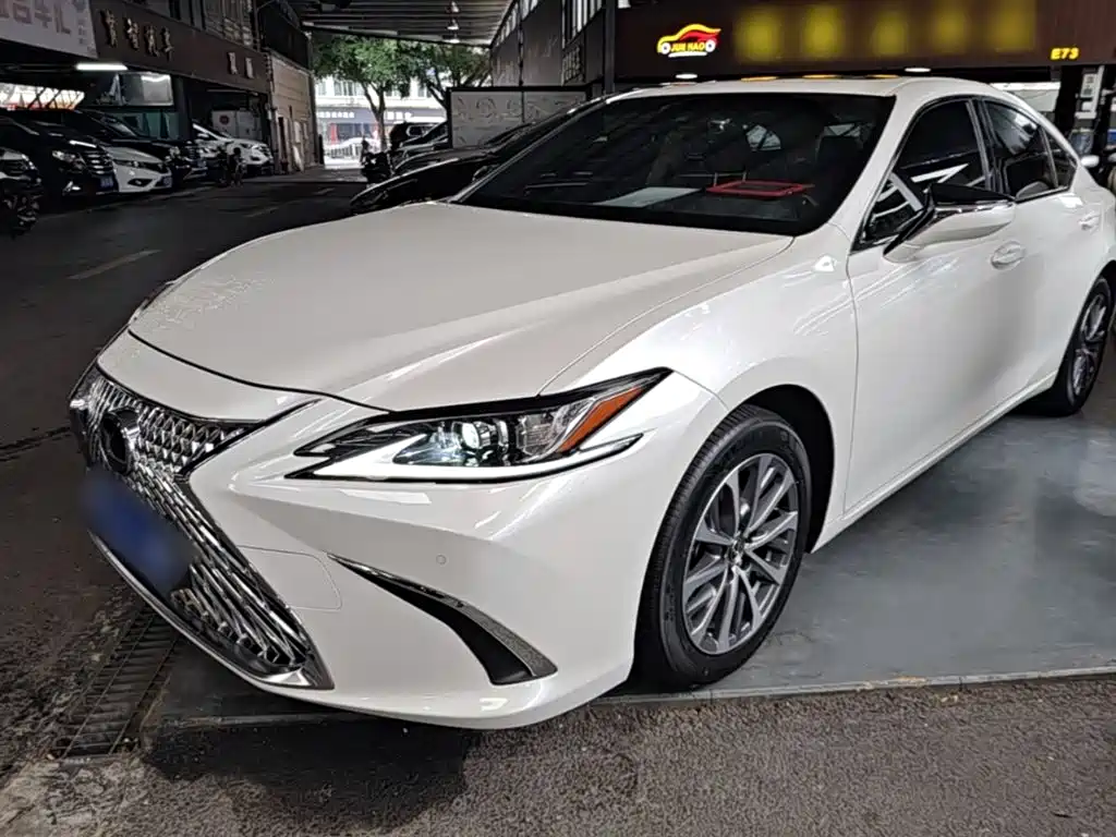 Lexus ES 2022
