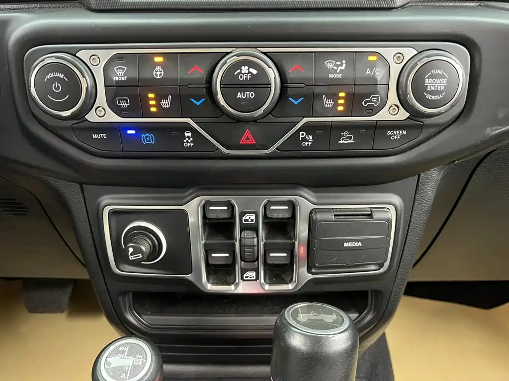 Jeep Wrangler PHEV — миниатюра 21