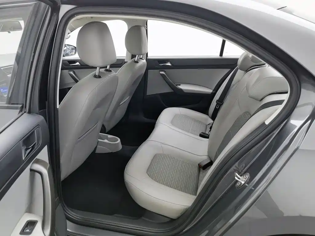 Skoda Rapid — миниатюра 15
