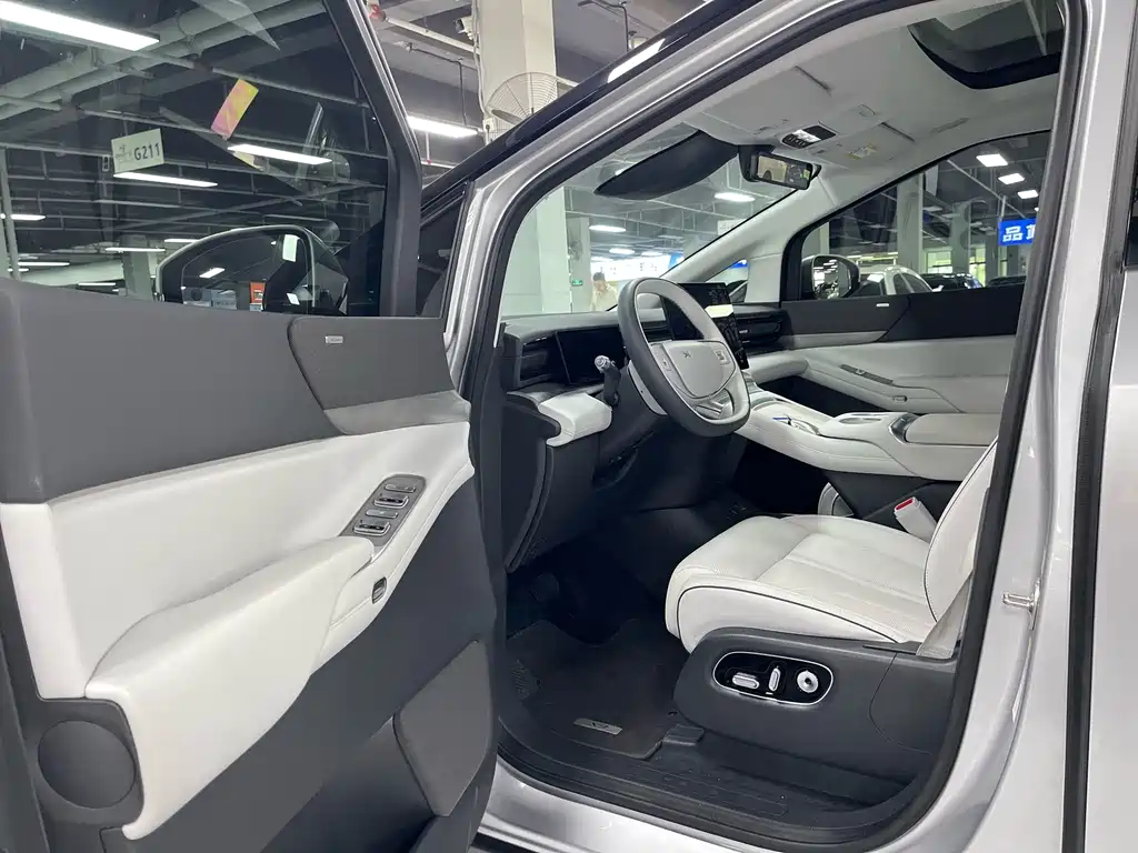 XPeng X9 — миниатюра 11