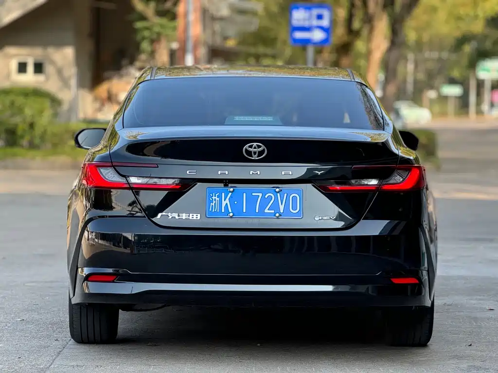 Toyota Camry — миниатюра 5