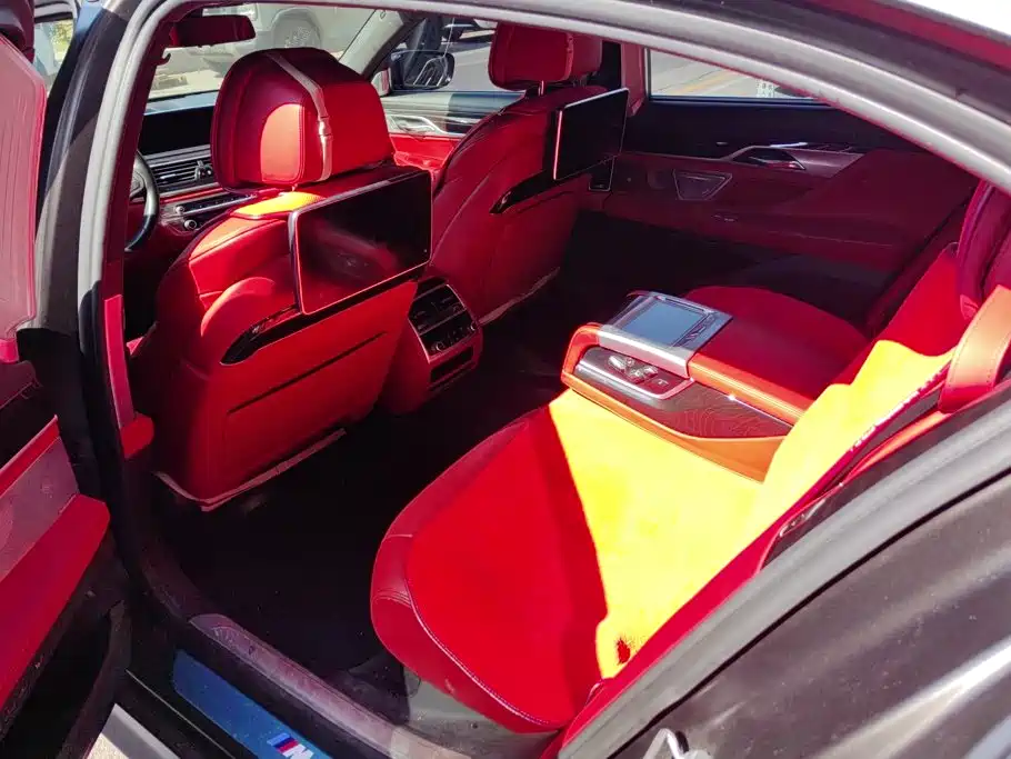 BMW 7 Series — миниатюра 11