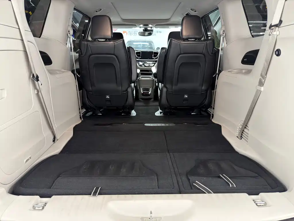 Chrysler Grand Voyager PHEV (Import) — миниатюра 16