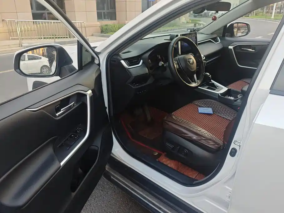 Toyota RAV4 — миниатюра 9