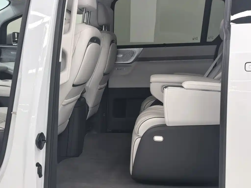 XPeng X9 — миниатюра 9
