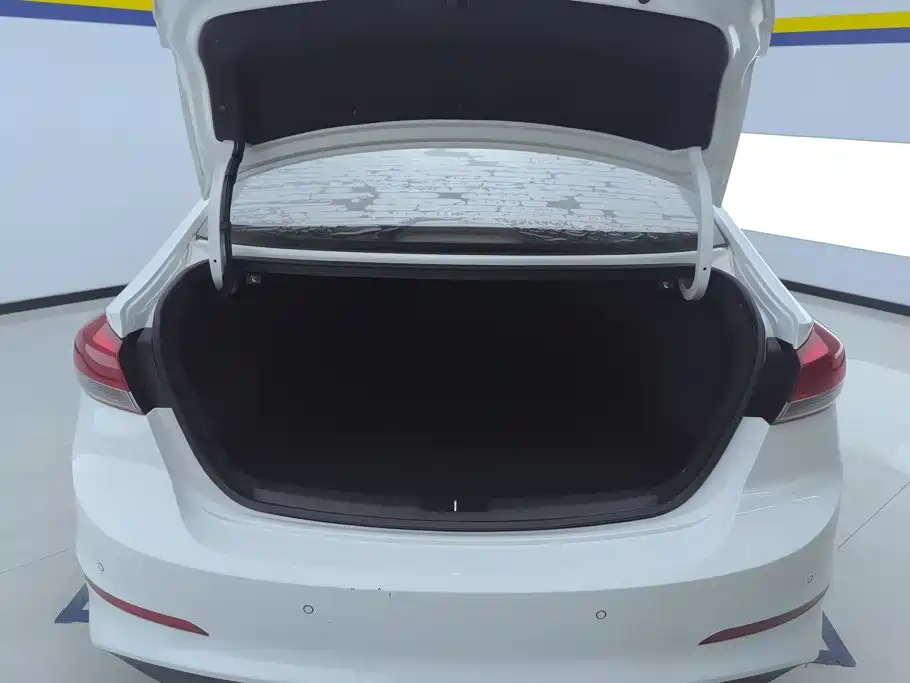 Hyundai Elantra — миниатюра 4