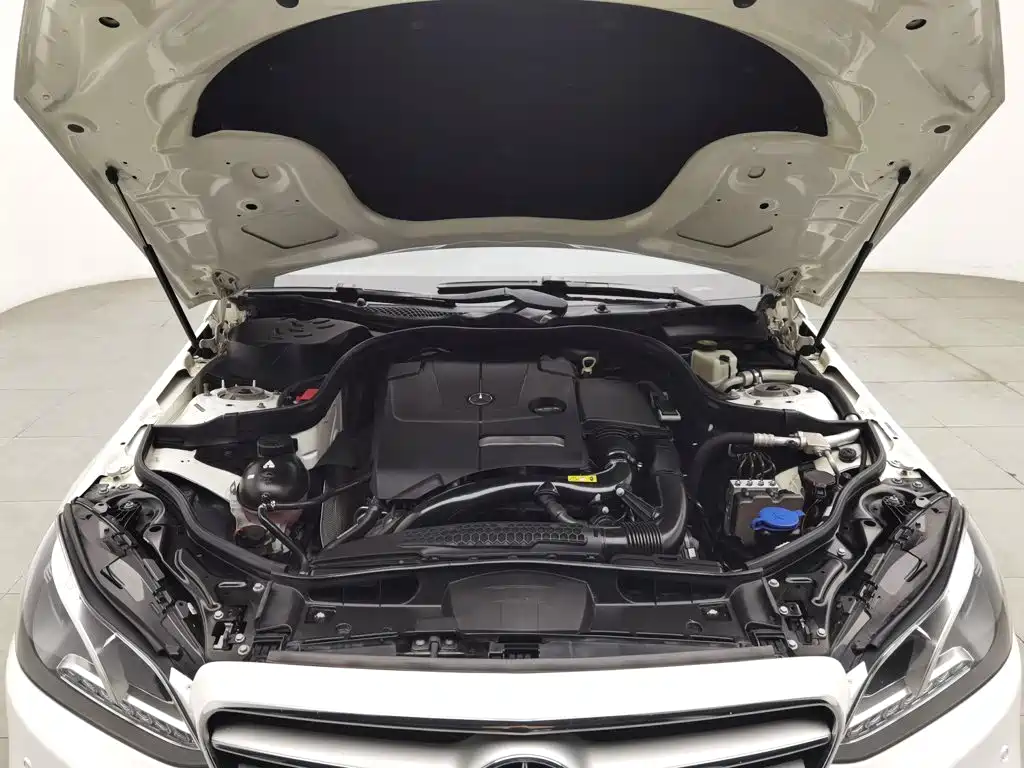 Mercedes-Benz E-Class — миниатюра 6