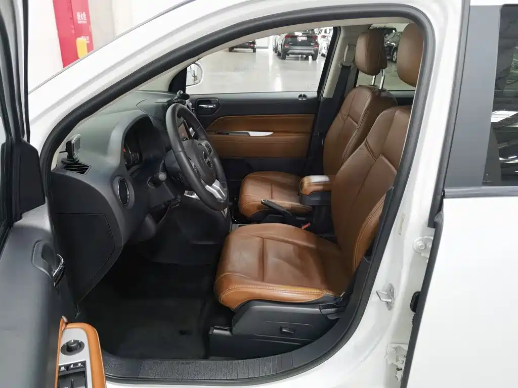 Jeep Compass (Import) — миниатюра 10