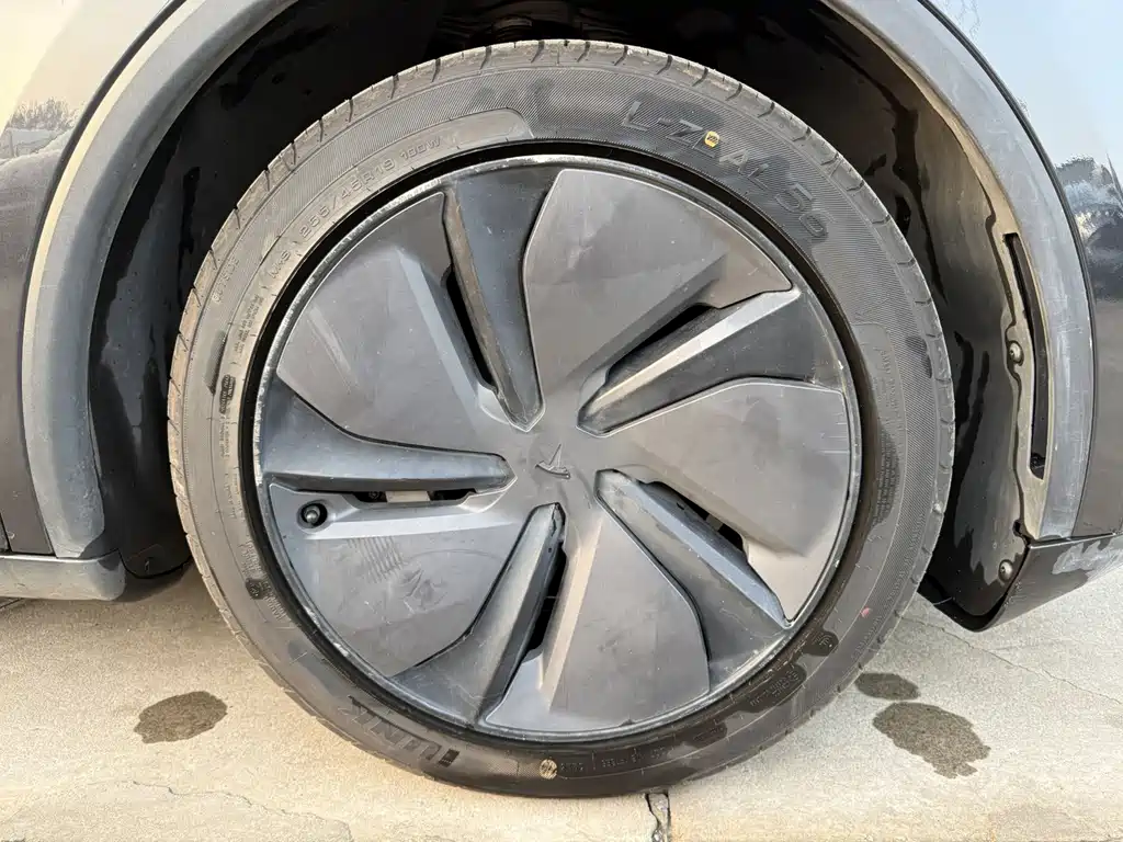 Tesla Model Y — миниатюра 15
