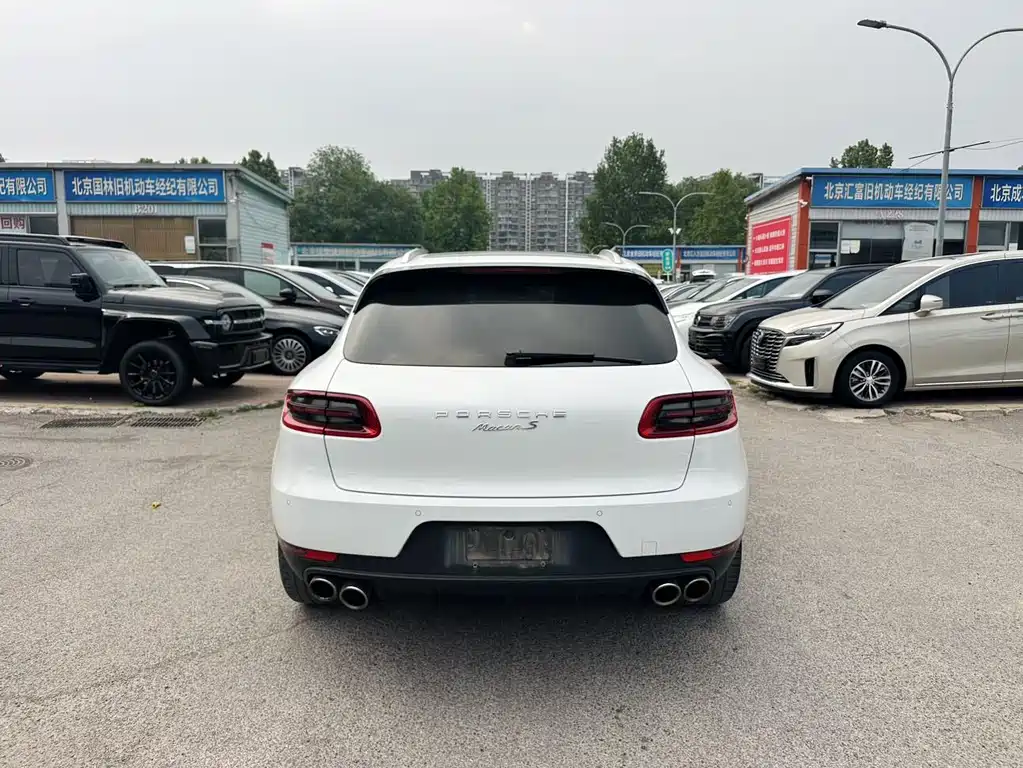 PORSCHE MACAN
