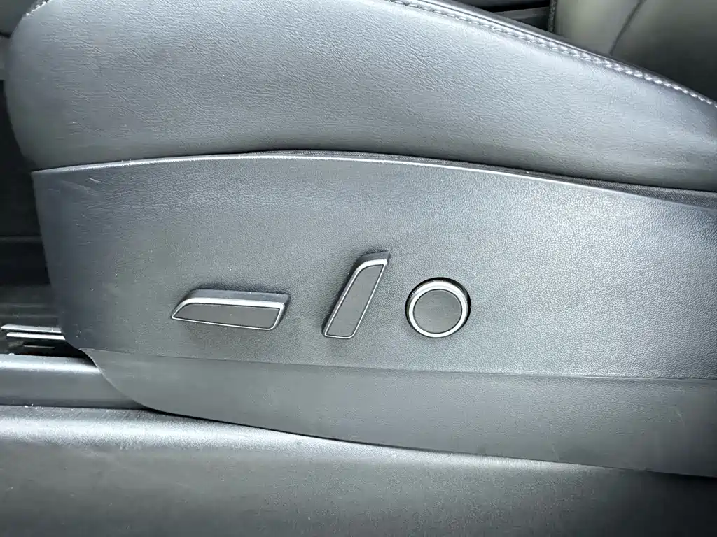 Tesla Model Y — миниатюра 17