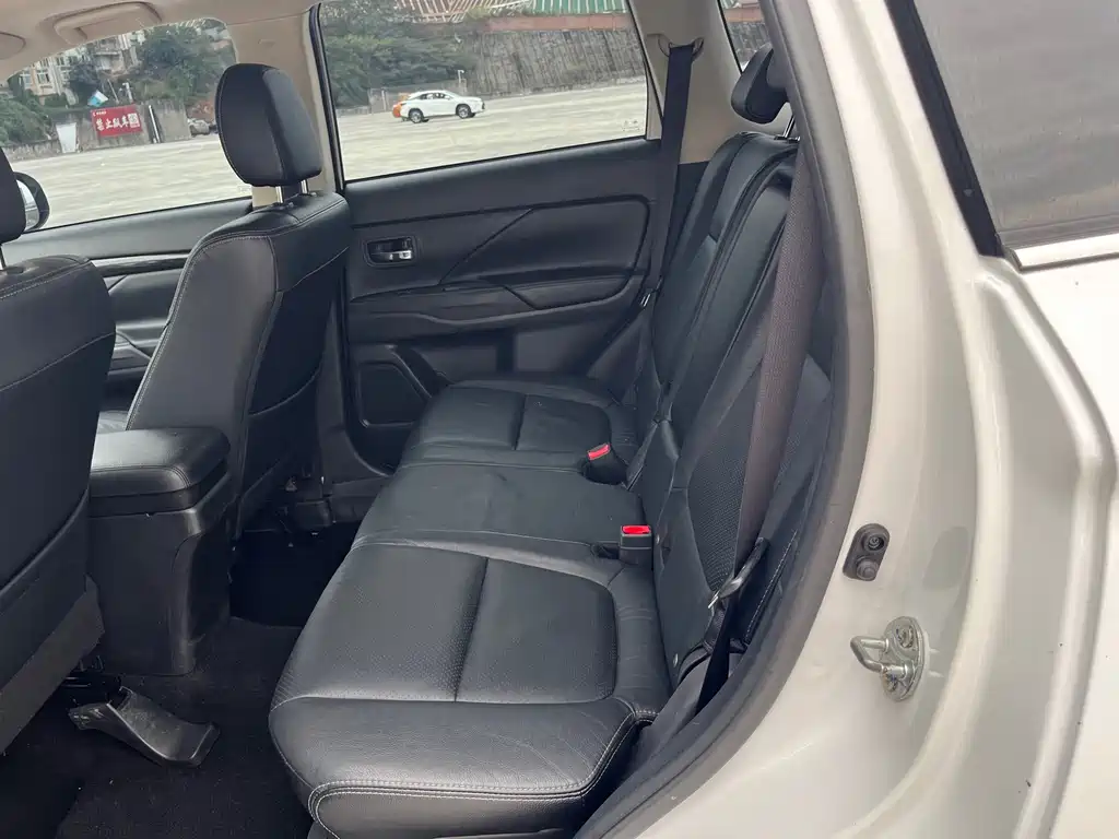 Mitsubishi Outlander — миниатюра 6