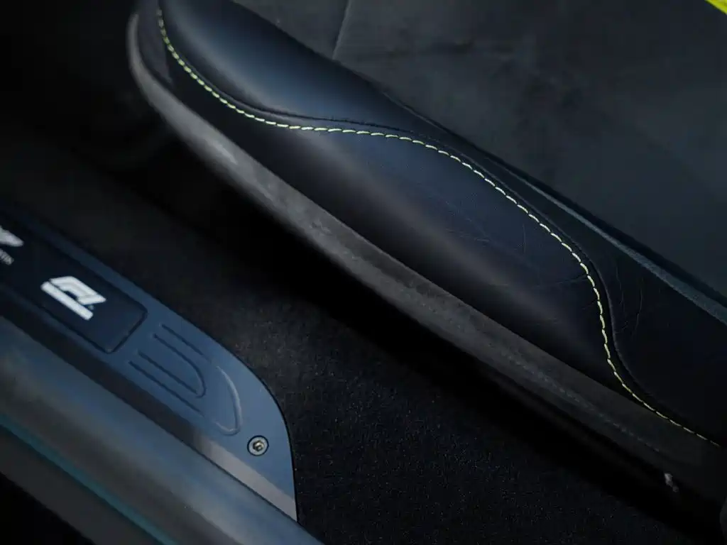 Aston Martin V8 Vantage — миниатюра 33