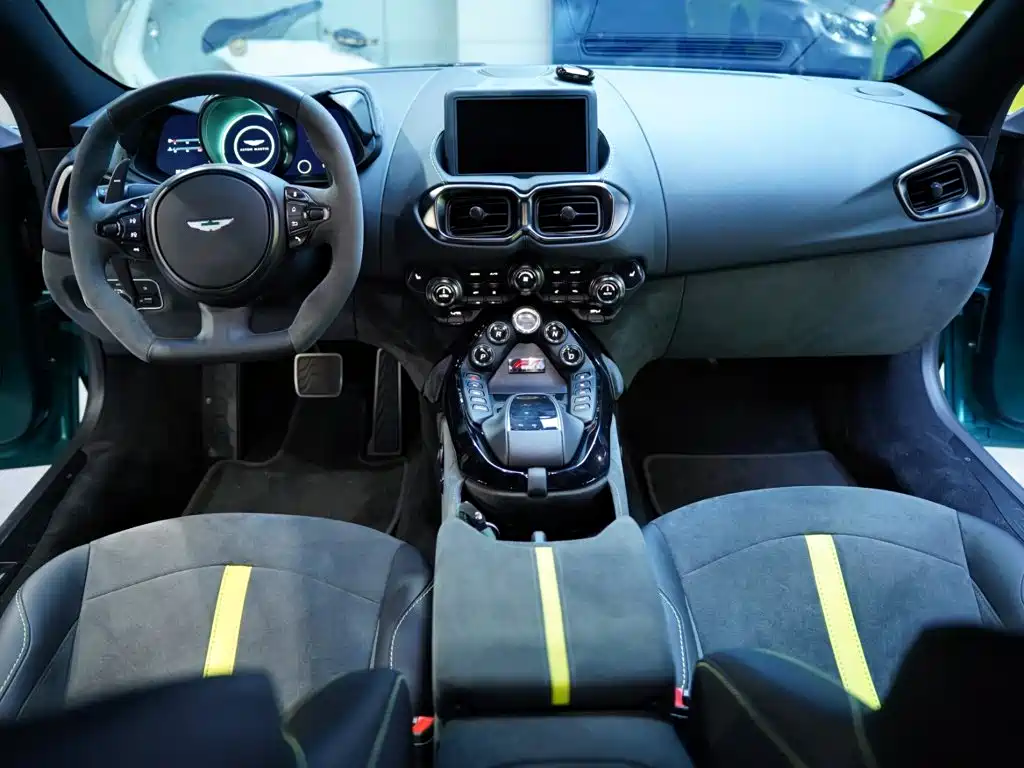 Aston Martin V8 Vantage — миниатюра 48