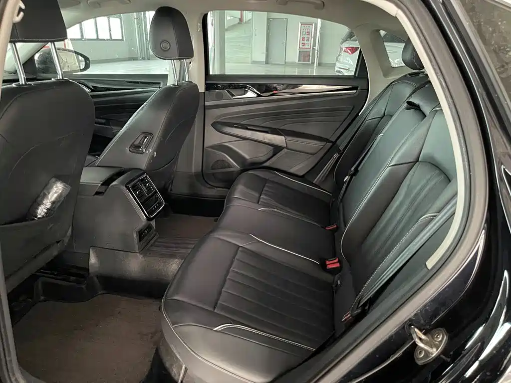 Volkswagen Passat PHEV — миниатюра 9