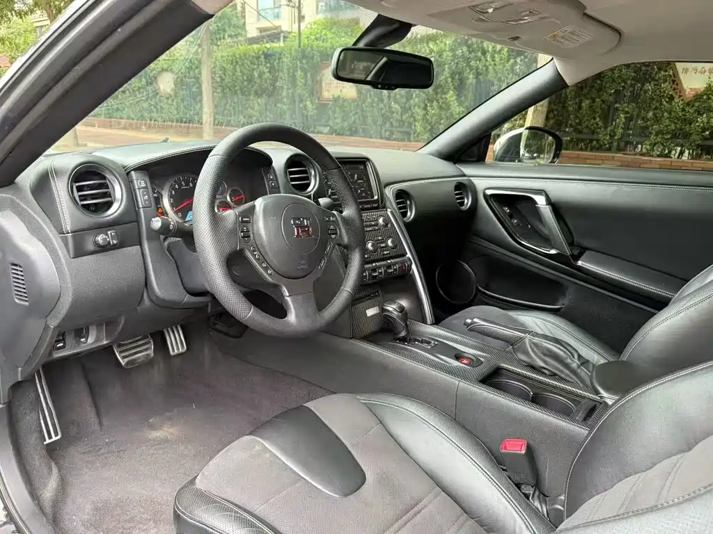 Nissan GT-R — миниатюра 3