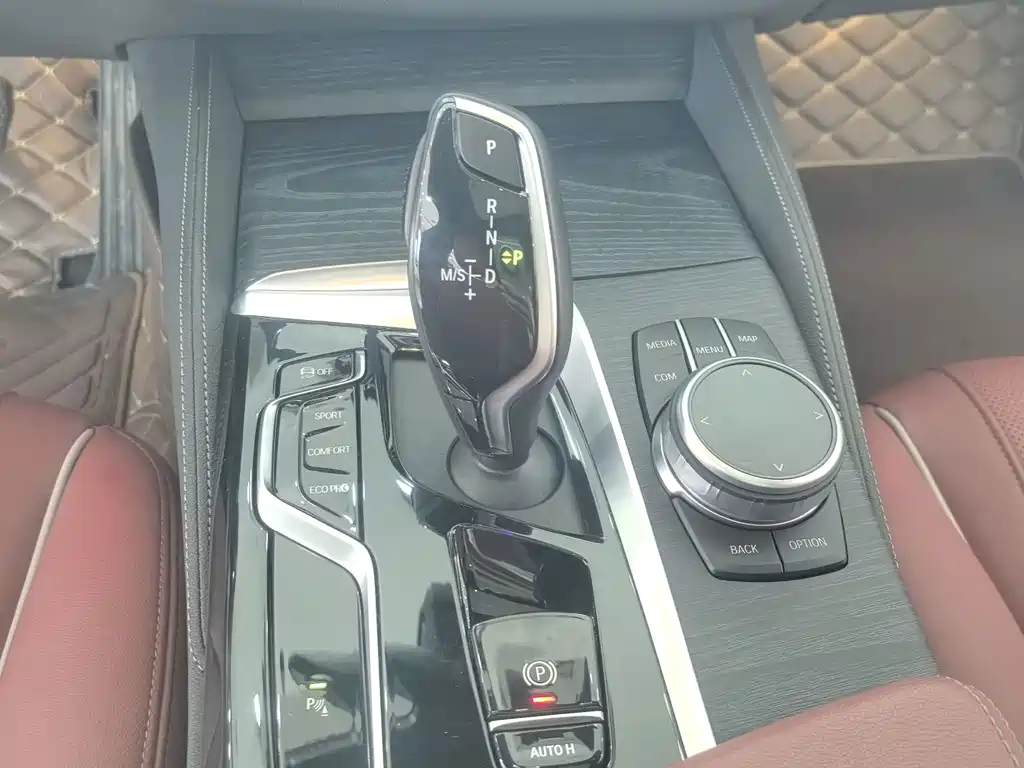 BMW 5 Series — миниатюра 11