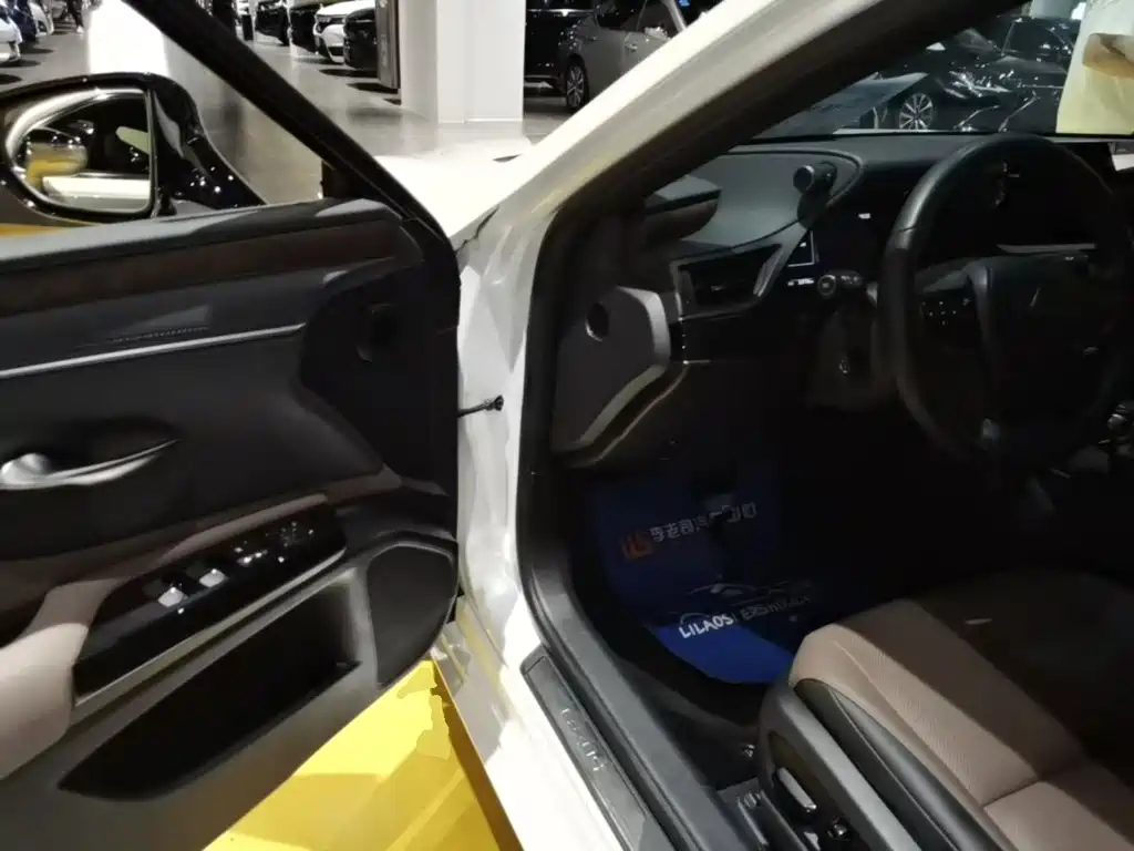 Lexus ES — миниатюра 16