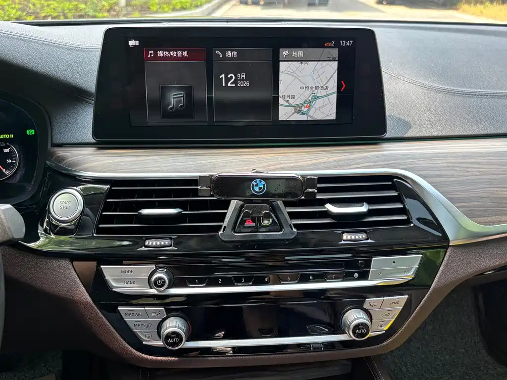 BMW 5 Series New Energy — миниатюра 8