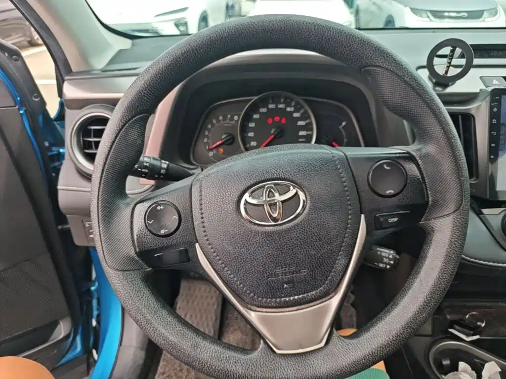 Toyota RAV4 — миниатюра 11