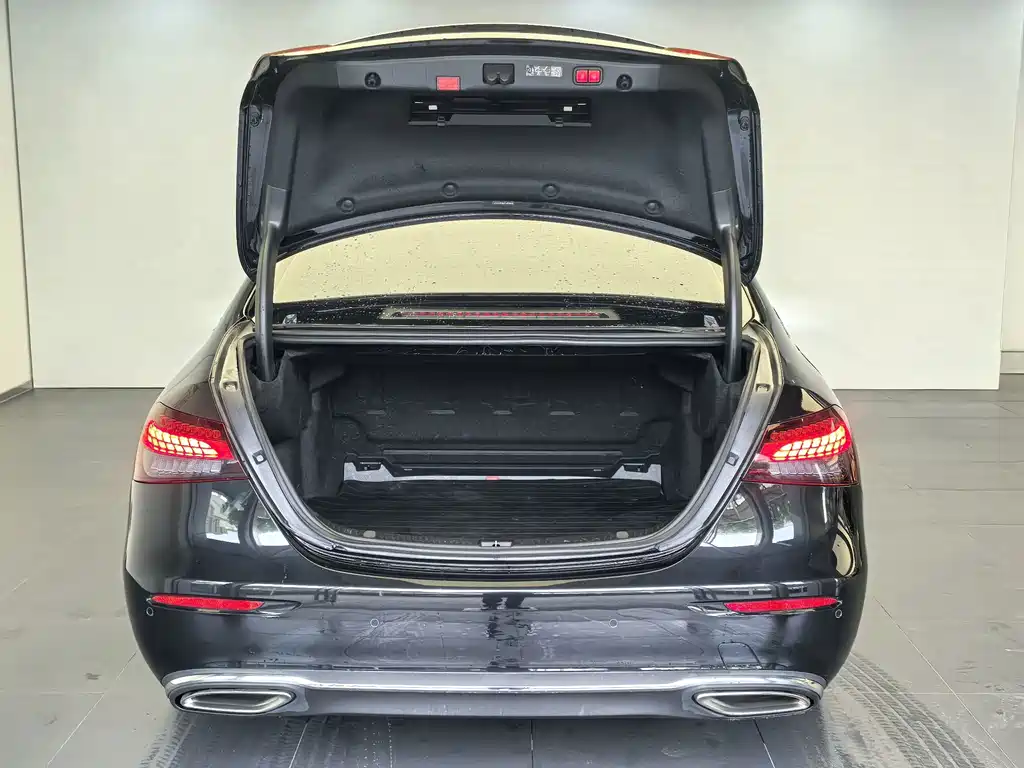 Mercedes-Benz E-Class — миниатюра 7