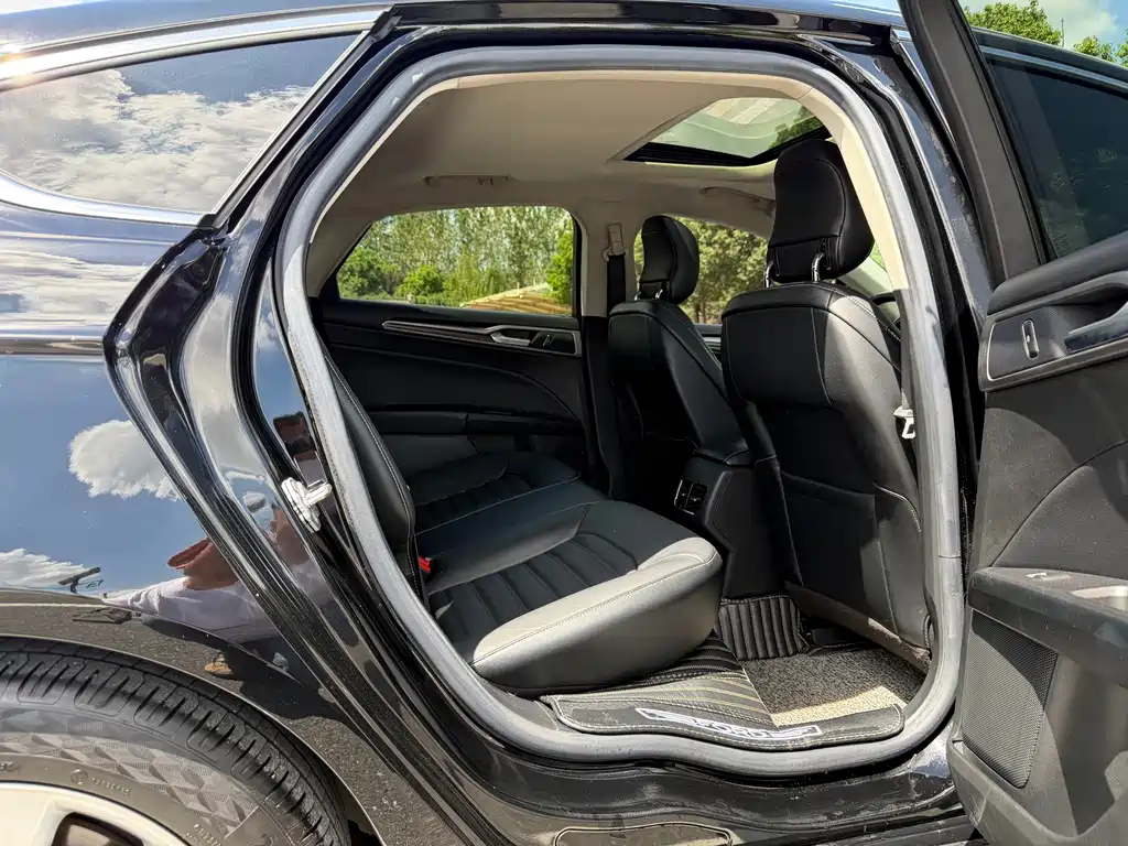 Ford Mondeo — миниатюра 11