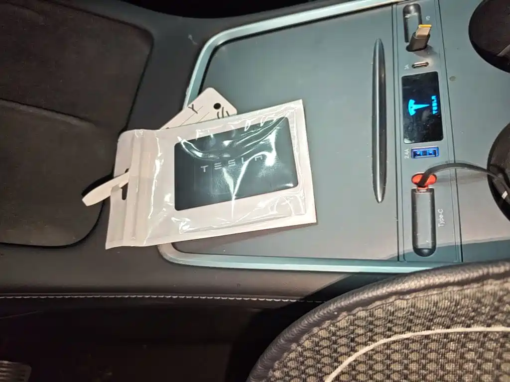 Tesla Model Y — миниатюра 9