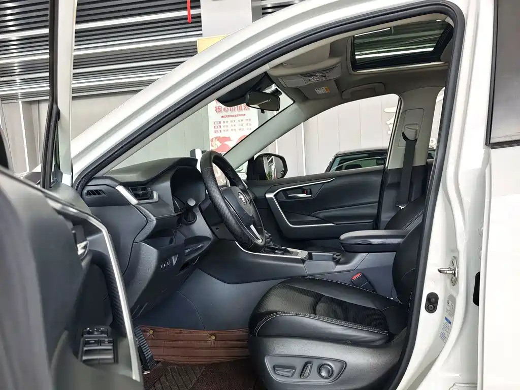 Toyota RAV4 — миниатюра 5