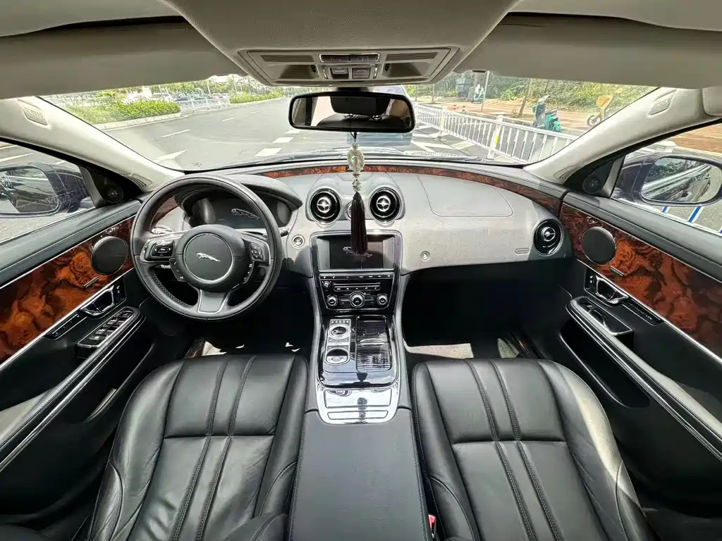 Jaguar XJ — миниатюра 7