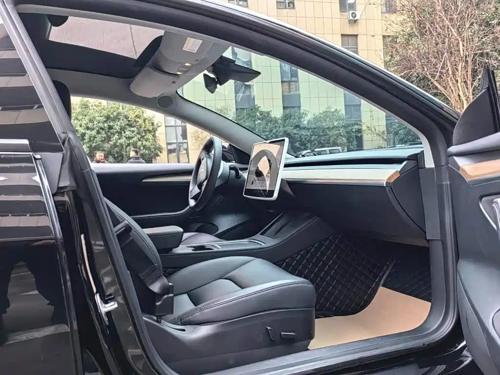 Tesla Model 3 — миниатюра 7