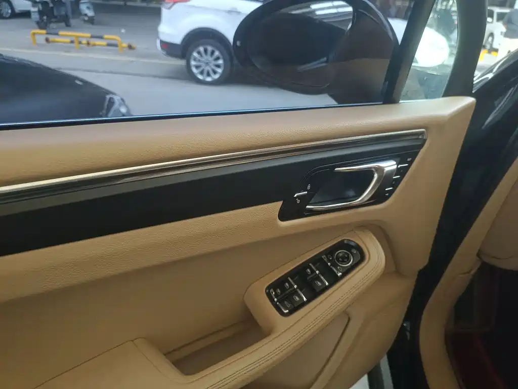 Porsche Macan — миниатюра 8