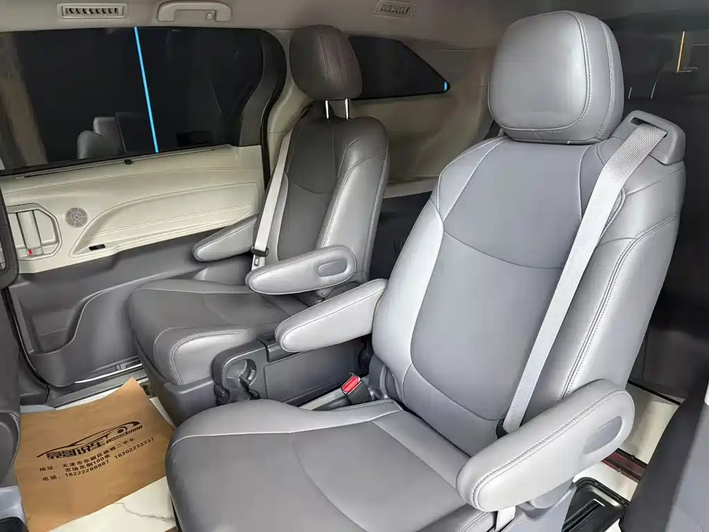 Toyota Sienna — миниатюра 10