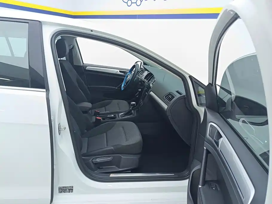 Volkswagen Golf EV — миниатюра 8