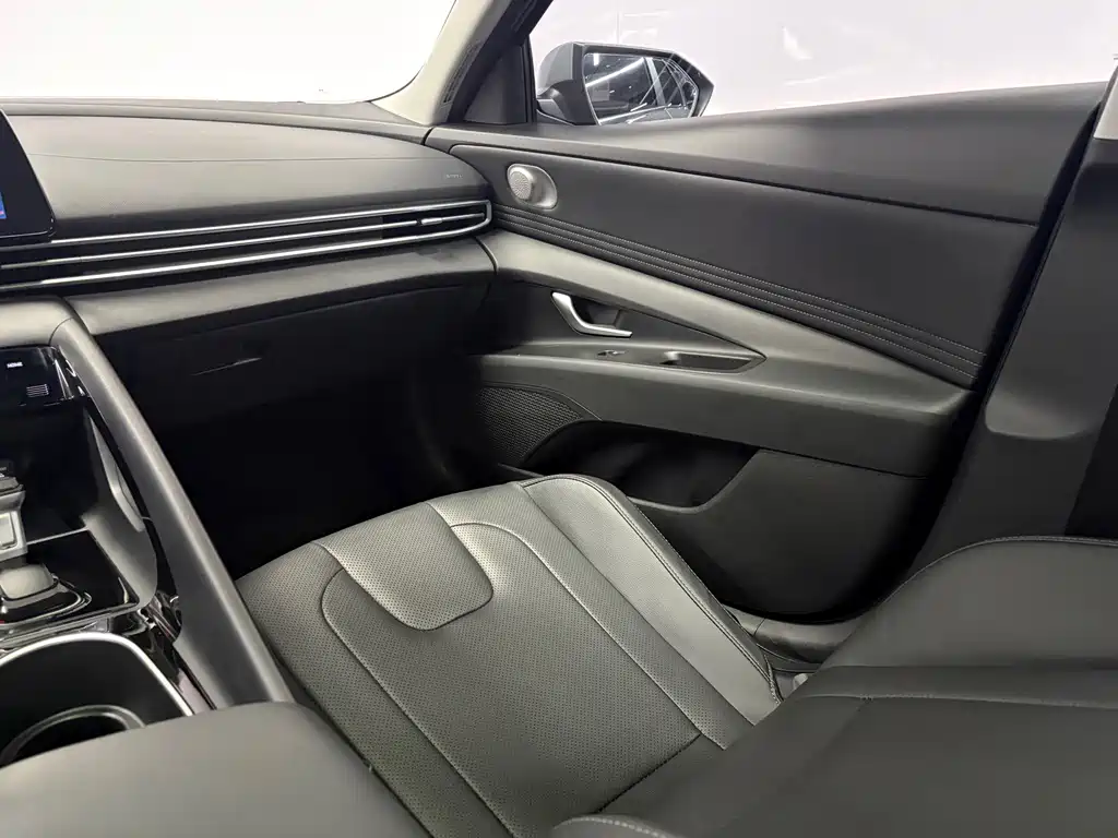Hyundai Elantra — миниатюра 10