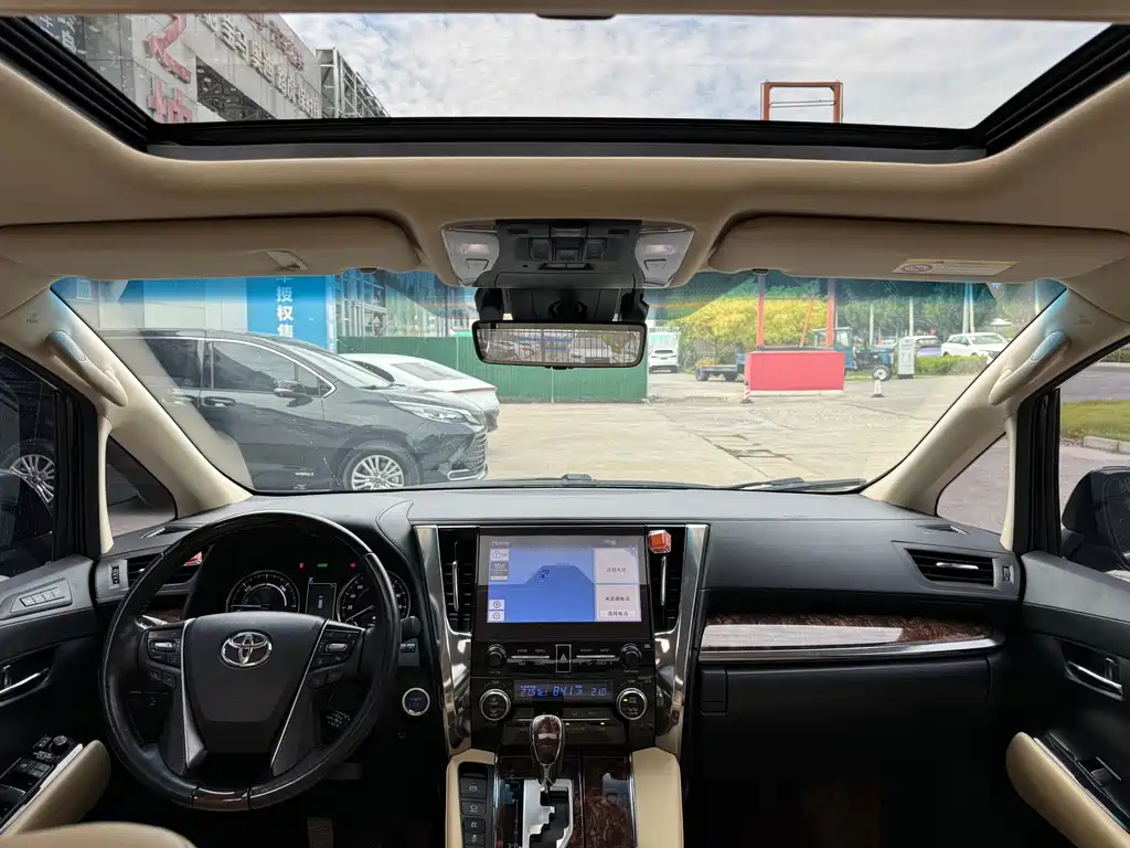 Toyota Alphard — миниатюра 7