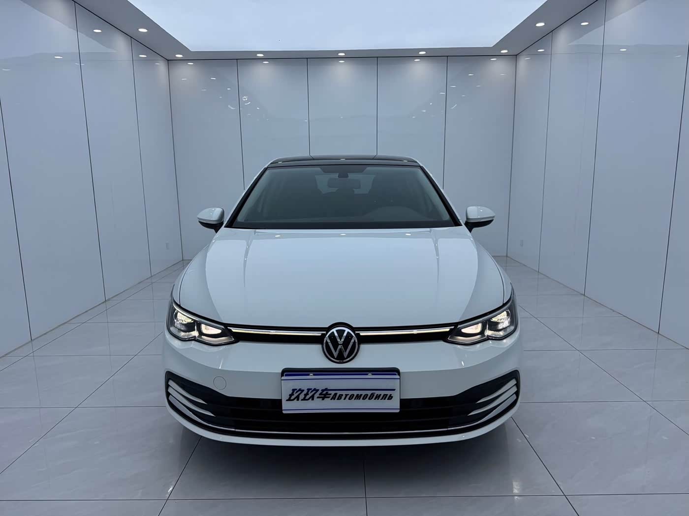 Volkswagen Golf 1.4 л 2022 г. Белый, пробег 8800 км