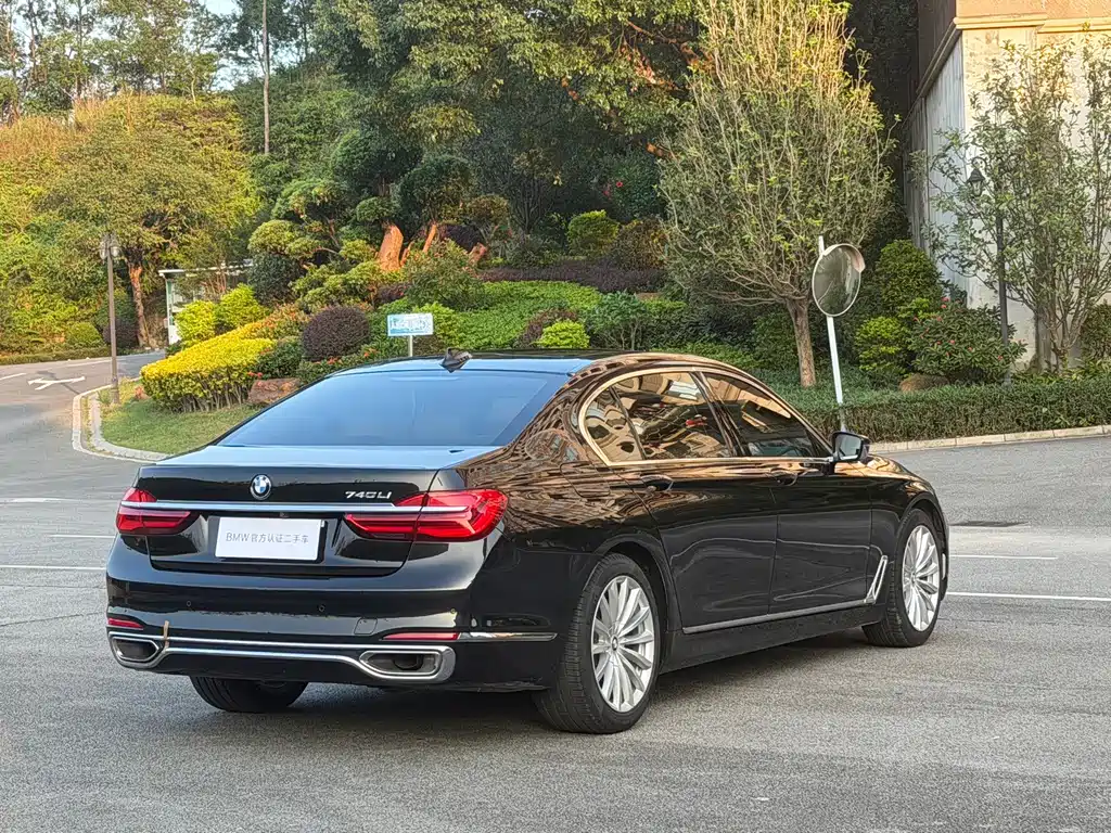 BMW 7 Series — миниатюра 6