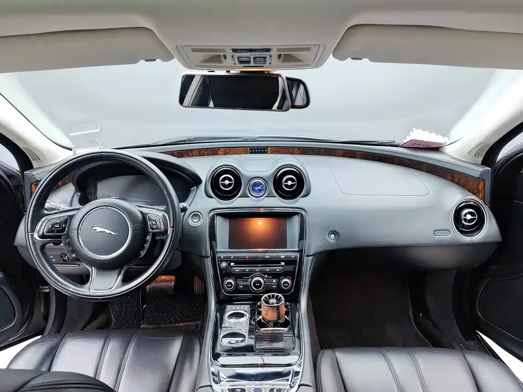 Jaguar XJ — миниатюра 10