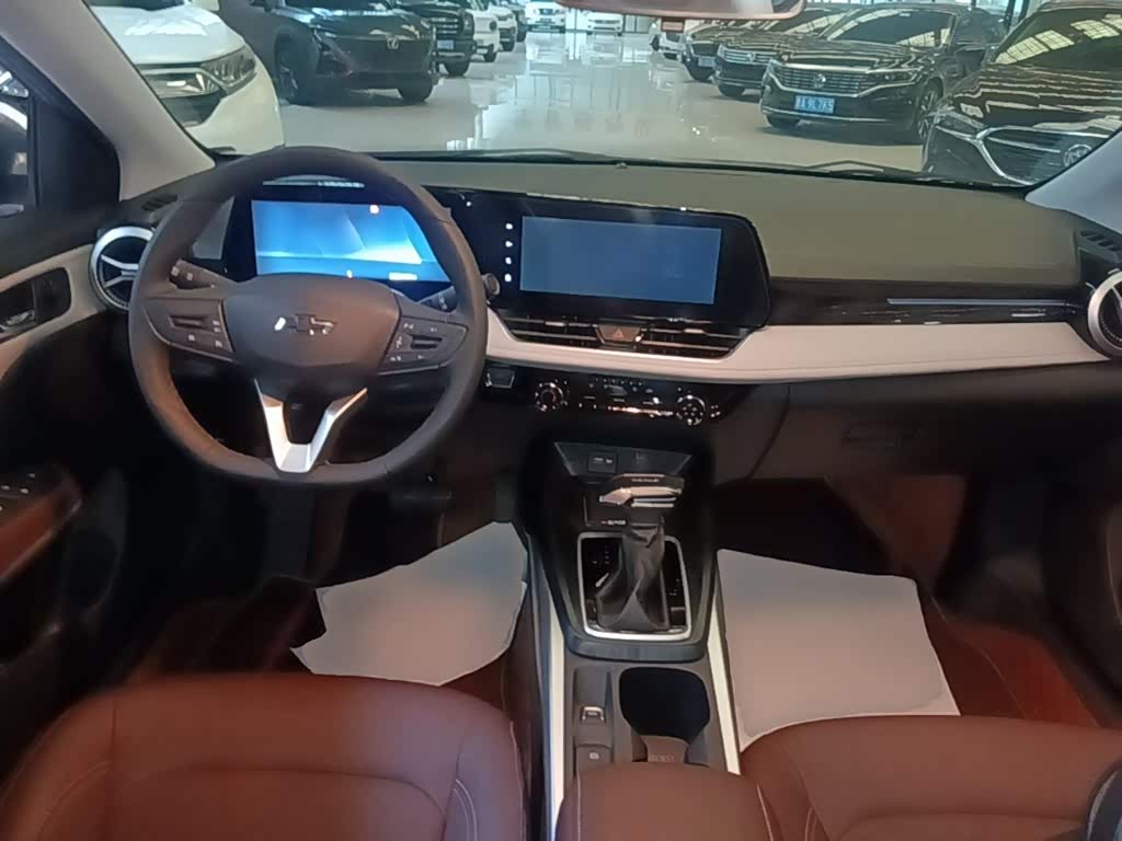 Chevrolet Monza 1.5 л 2023 г. Серебристо-серый, пробег 19200 км
