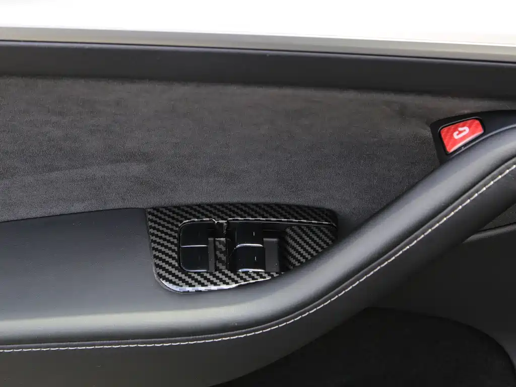 Tesla Model Y — миниатюра 12