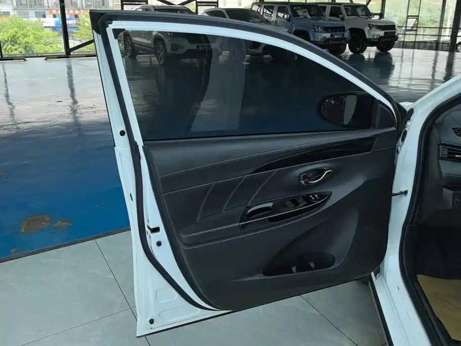 Toyota Yaris L — миниатюра 7