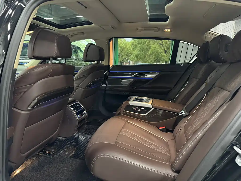BMW 7 Series — миниатюра 6