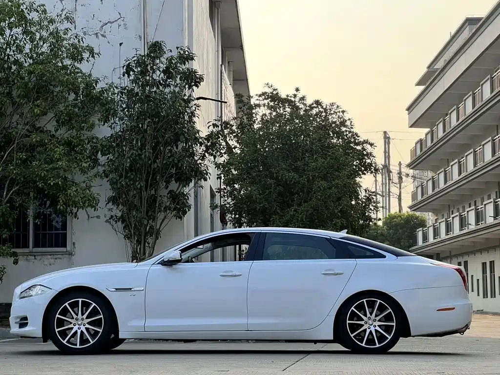 Jaguar XJ — миниатюра 7