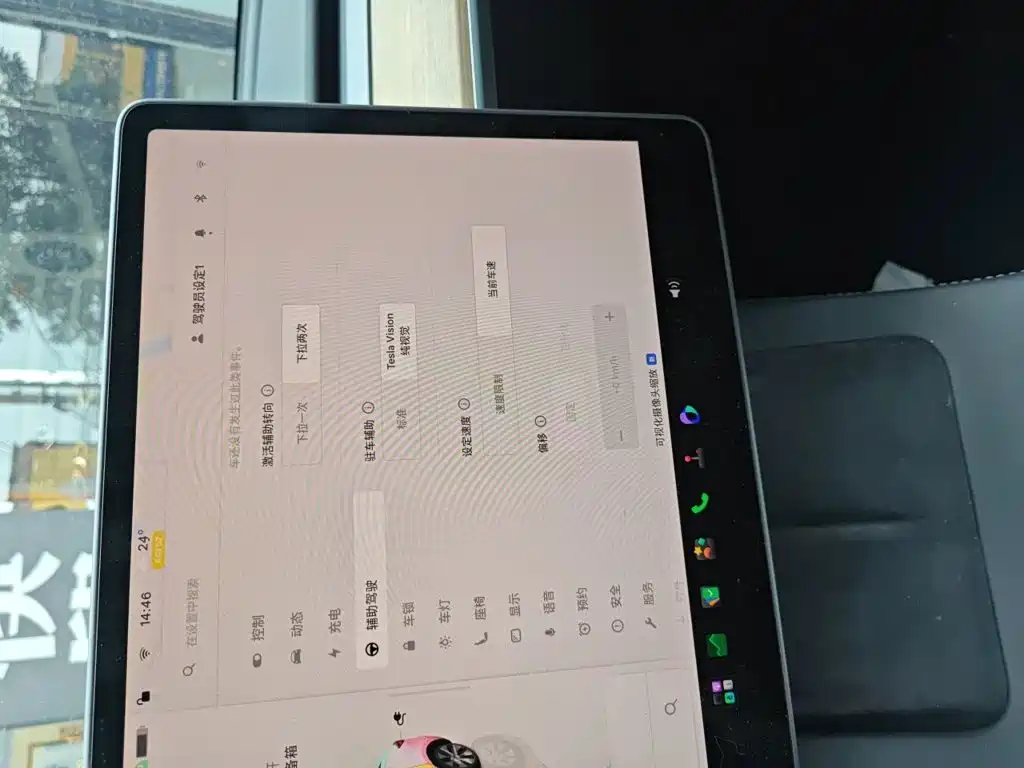 Tesla Model Y — миниатюра 20