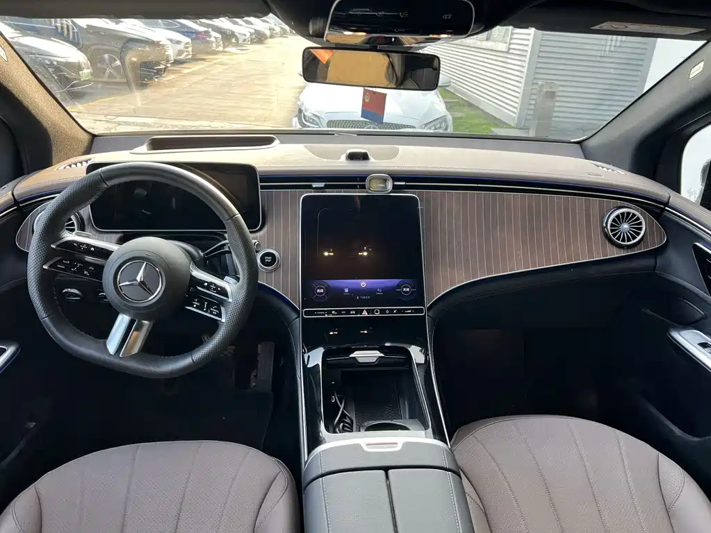 Mercedes-Benz EQE SUV — миниатюра 5